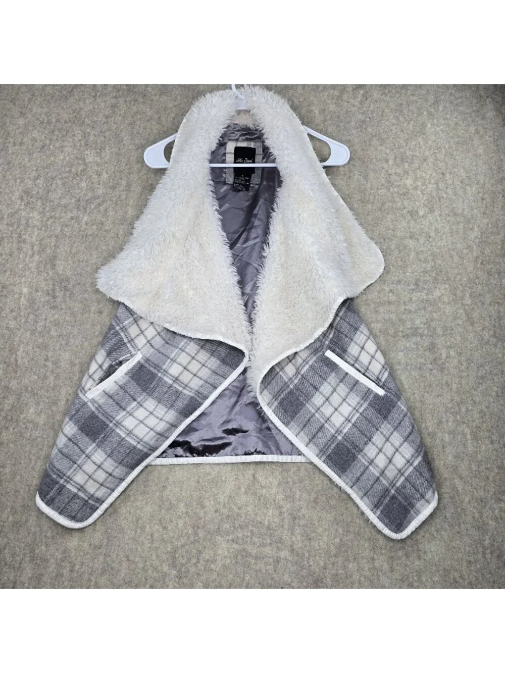 Me Jane Womens Plaid Fleece Vest Medium Gray Faux Fur Lining & Pockets
